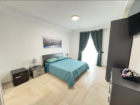 Bed, TV and multimedia, Bedroom, Breakfast, wardrobe