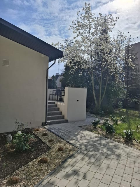 Property building, Facade/entrance, Garden, Balcony/Terrace