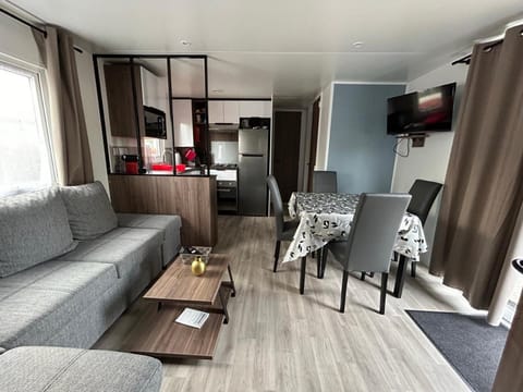 Communal lounge/ TV room, TV and multimedia, Kitchen or kitchenette, Living room, Dining area