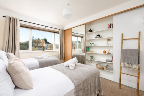 Bed, Living room, Photo of the whole room, Bedroom