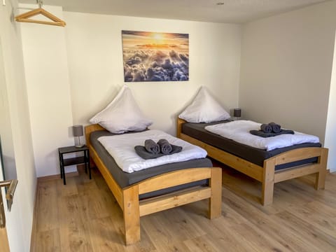 Bed, Bedroom, towels