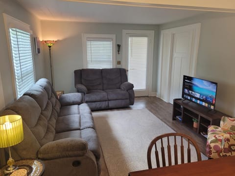 The Lily Pad on Benzie Blvd - Super Cute! House in Beulah