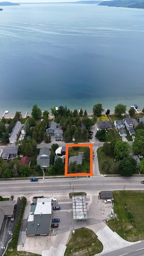 The Lily Pad on Benzie Blvd - Super Cute! House in Beulah