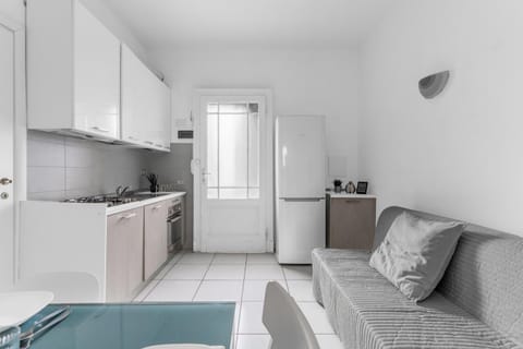 Kitchen or kitchenette, Dining area, oven, stove