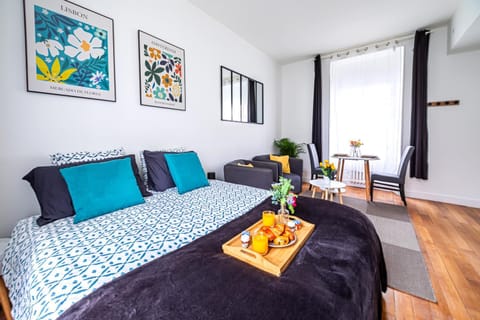 Bed, Living room, Photo of the whole room