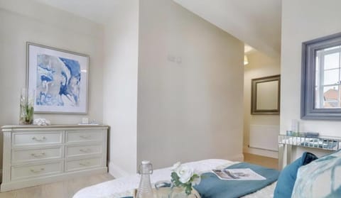 The Wellington Suite, Garrick House Apartment in Lichfield