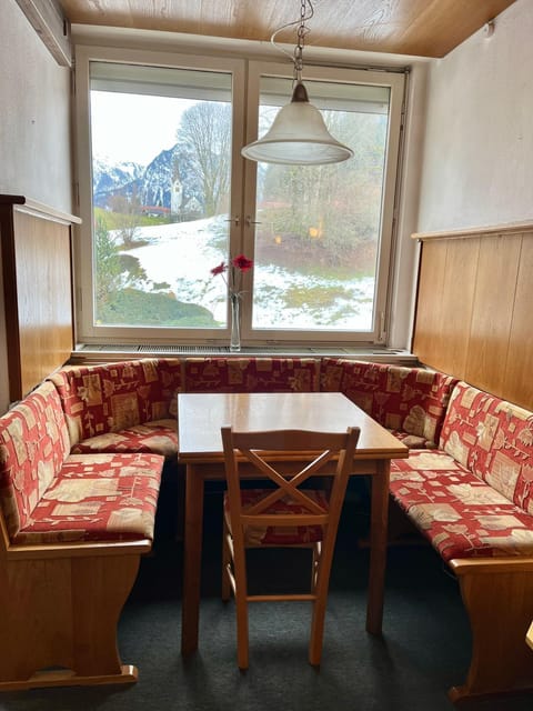 Seating area, Dining area