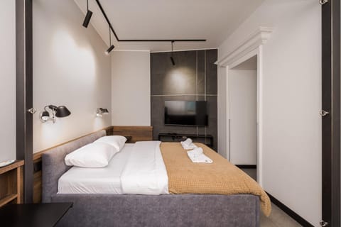 Bed, TV and multimedia, Photo of the whole room, Bedroom, towels, wardrobe, air conditioner