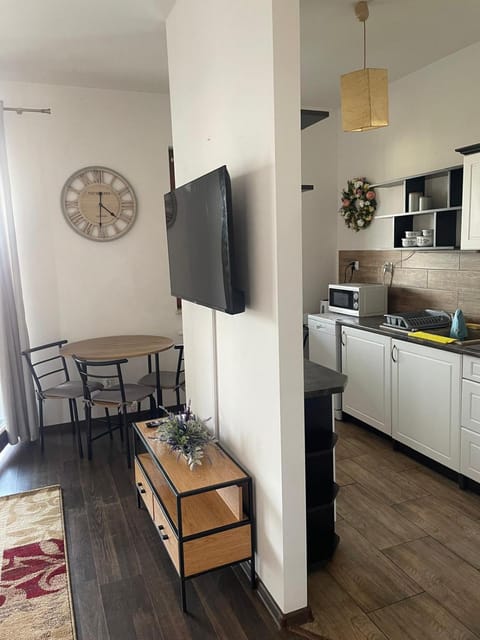 Communal lounge/ TV room, TV and multimedia, Kitchen or kitchenette, Dining area, dishwasher, oven, pet friendly, stove