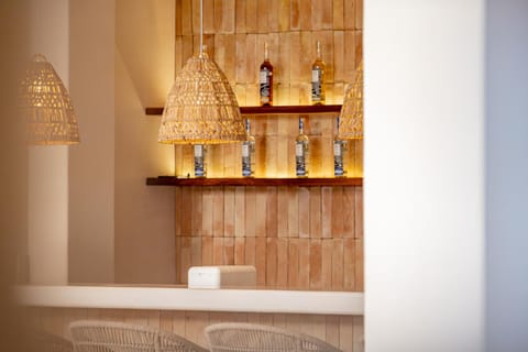 Restaurant/places to eat, Lounge or bar