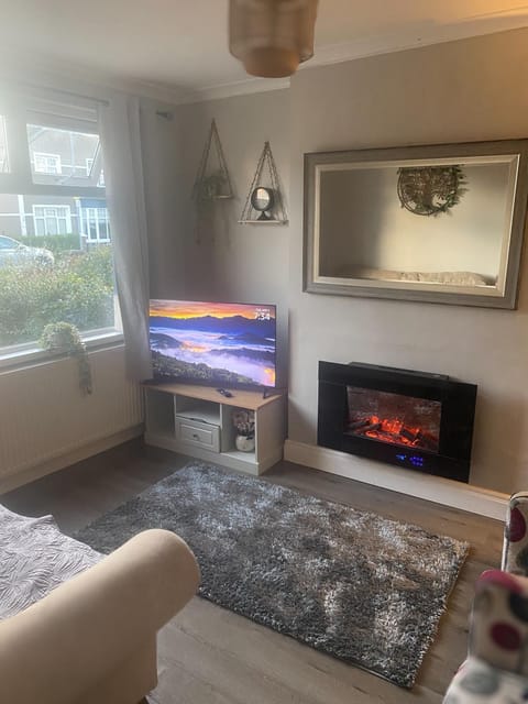 Restaurant/places to eat, TV and multimedia, Living room, Seating area, flat iron