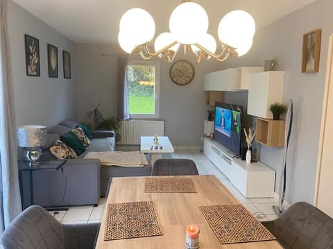 TV and multimedia, Living room, Seating area, Dining area