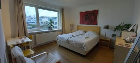 private rooms in luxury villa, free parking, close to the center Bed and Breakfast in Wassenaar