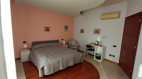 Kitchen or kitchenette, Living room, Seating area, minibar