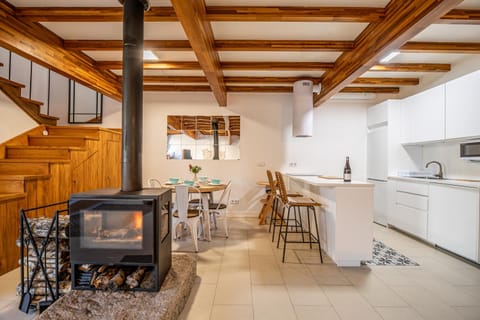 Kitchen or kitchenette, Living room, Seating area, Dining area, fireplace, stove