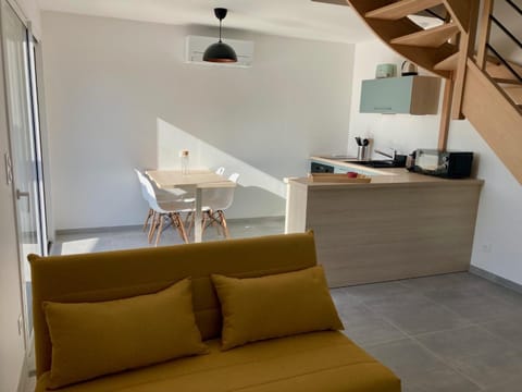Coffee/tea facilities, Kitchen or kitchenette, Dining area