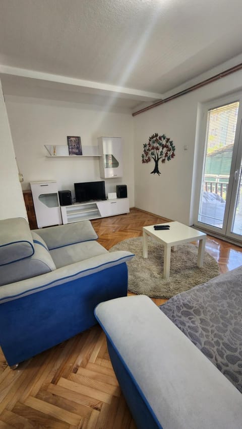 Bed, TV and multimedia, Living room, Seating area, Evening entertainment