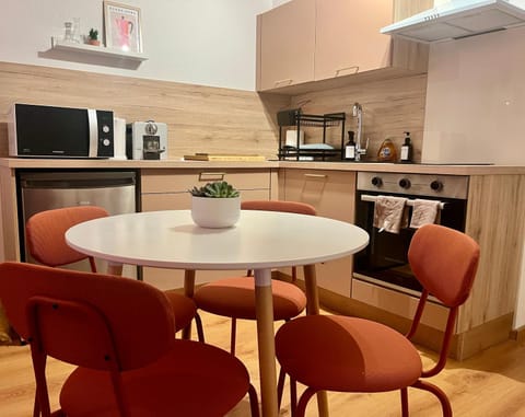 Coffee/tea facilities, Dining area, microwave, oven, stove