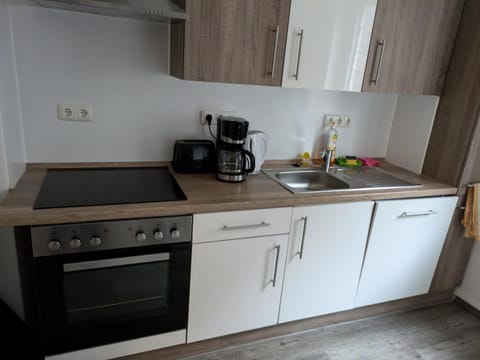 Coffee/tea facilities, Kitchen or kitchenette, dishwasher, stove, toaster