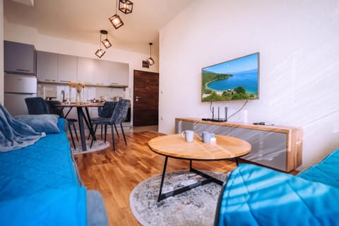 Kitchen or kitchenette, Living room, Seating area, Dining area