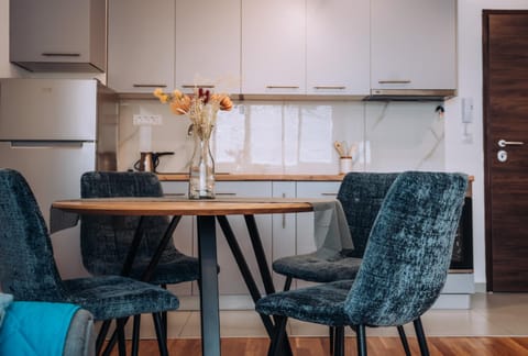 Kitchen or kitchenette, Living room, Seating area, Dining area