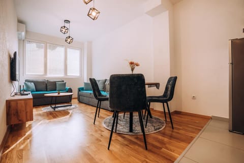 TV and multimedia, Living room, Seating area, Dining area