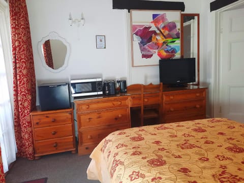 Bed, TV and multimedia, Kitchen or kitchenette, Bedroom