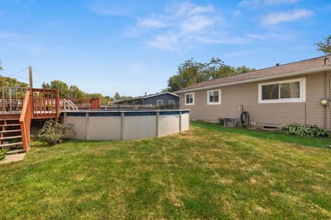 Poolside Palisade - A Fun Family Retreat for 6 House in Illinois