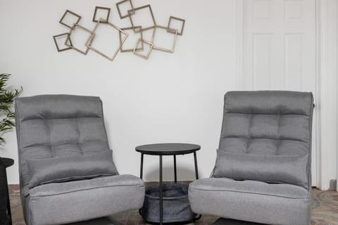 Poolside Palisade - A Fun Family Retreat for 6 House in Illinois