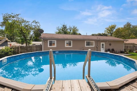 Poolside Palisade - A Fun Family Retreat for 6 House in Illinois