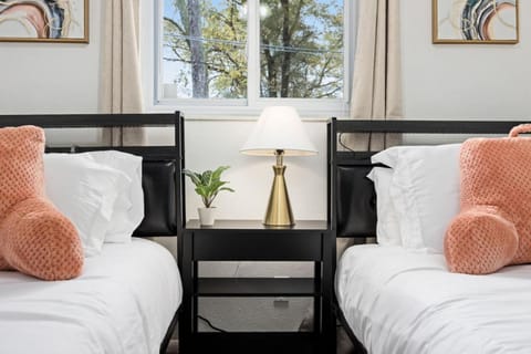 Poolside Palisade - A Fun Family Retreat for 6 House in Illinois