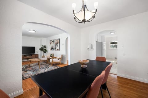 A Pop of Color - 3BD in the Heights w 3 King Beds House in Peoria