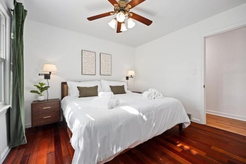 A Pop of Color - 3BD in the Heights w 3 King Beds House in Peoria