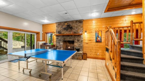 Alpine 8 Br Lodge - Hot Tub Fire Pit Ping Pong House in Tennessee