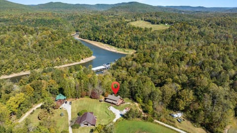 Alpine 8 Br Lodge - Hot Tub Fire Pit Ping Pong House in Tennessee