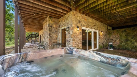 Alpine 8 Br Lodge - Hot Tub Fire Pit Ping Pong House in Tennessee