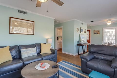 The Cozy Blue Cottage House in Long Beach