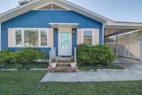 The Cozy Blue Cottage House in Long Beach