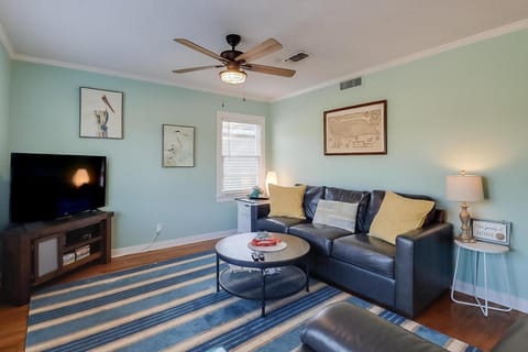 The Cozy Blue Cottage House in Long Beach