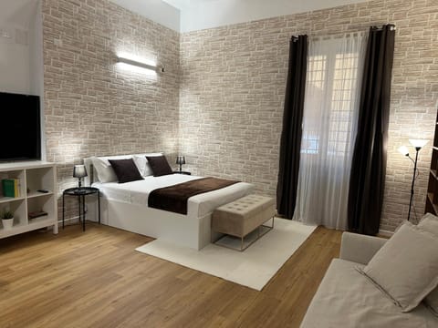 Bed, TV and multimedia, Living room, Photo of the whole room, Seating area, Bedroom