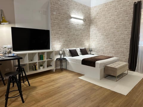 Bed, TV and multimedia, Living room, Photo of the whole room, Seating area, Dining area, Bedroom, hair dresser