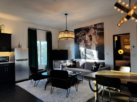 TV and multimedia, Living room, Decorative detail, Seating area, Dining area