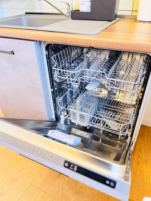 Kitchen or kitchenette, dishwasher