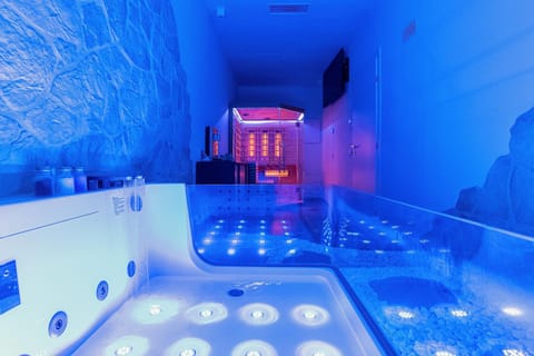Hot Tub, Sauna, Coffee/tea facilities, Spa and wellness centre/facilities