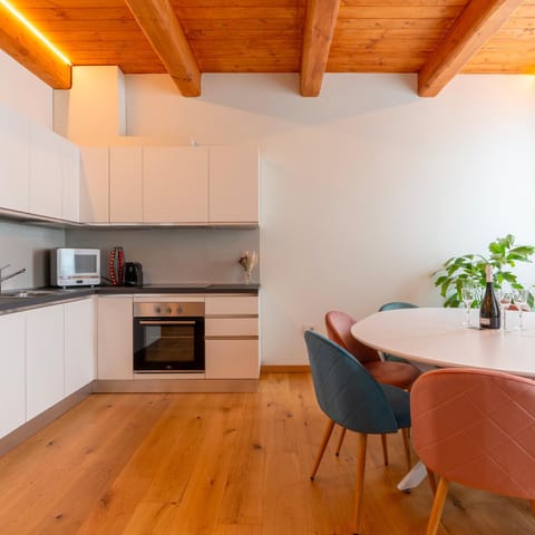 Coffee/tea facilities, Kitchen or kitchenette, Dining area, stove