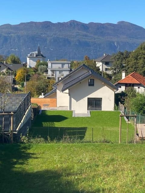 VILLA VUE LAC -3 chambres jardin-proche du lac et du Centre-ville , 2 places parking Villa in Aix-les-Bains