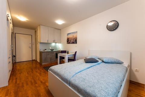 Bed, Kitchen or kitchenette, Photo of the whole room, Dining area, Family, heating, oven, stove, wardrobe