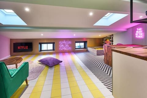 TV and multimedia, Kitchen or kitchenette, Living room