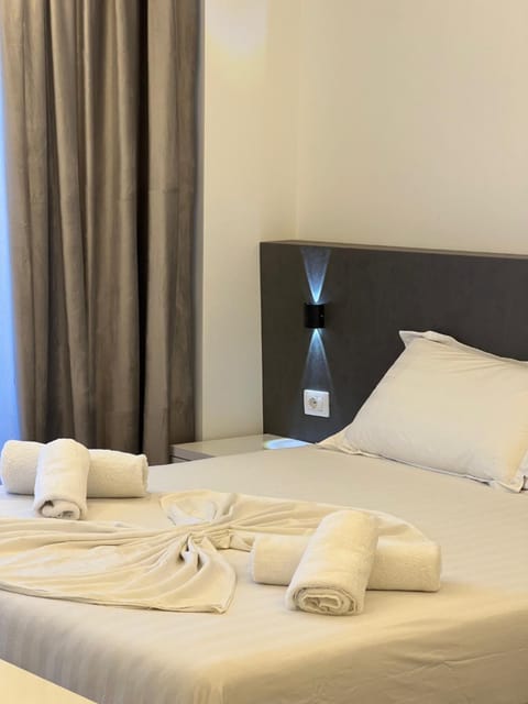 Bed, Bedroom, towels