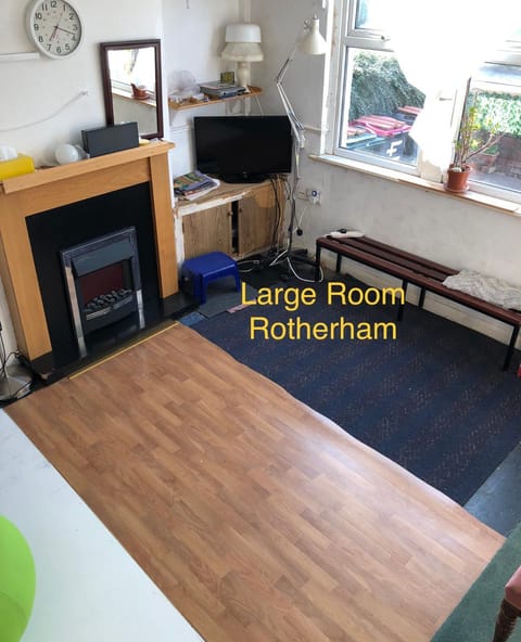 1st floor Large single room for one person in Rotherham plus kitchen Vacation rental in Rotherham